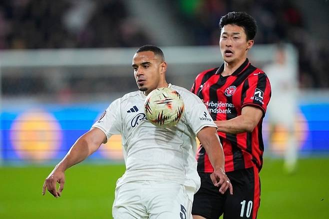 20일, FC 미트윌란의 조규성(오른쪽)과 노팅엄 포레스트의 무리요가 공을 다투고 있다. AP연합뉴스