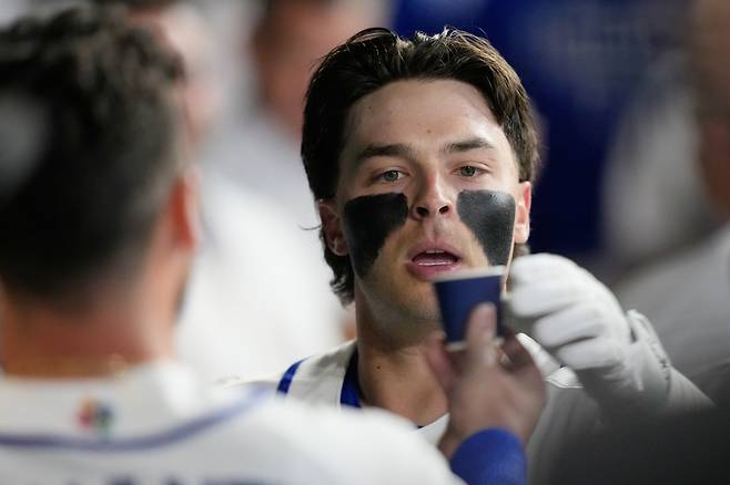 이탈리아 앤드류 피셔가 9일 WBC 영국전에서 홈런을 때리고 더그아웃으로 돌아온 뒤 에스프레소 커피를 받고 있다. AP연합뉴스