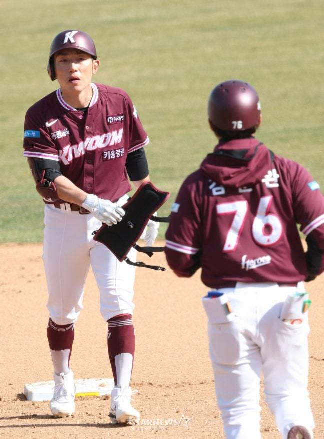 키움 히어로즈 내야수 서건창(왼쪽). /사진=키움 히어로즈 제공