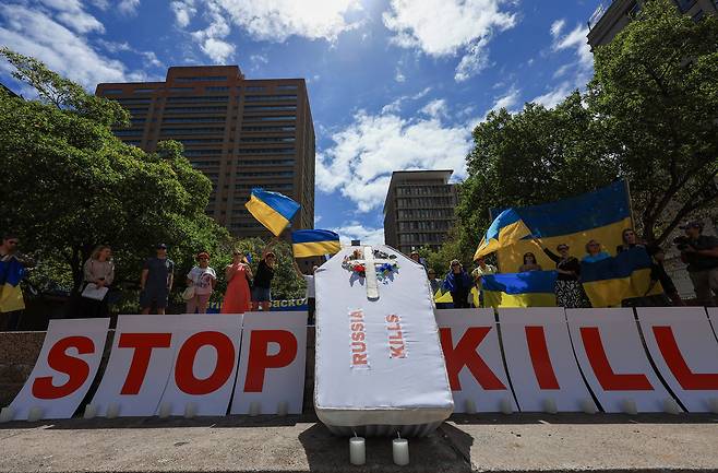 러시아의 우크라이나 침공 4년째를 맞은 지난 2월 24일(현지시간), 남아프리카공화국 케이프타운 주재 러시아 영사관 앞에서 반전 시위대가 규탄 시위를 하고 있다. 로이터연합뉴스