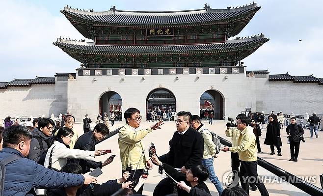 최휘영 장관, BTS 컴백 행사 현장 점검 (서울=연합뉴스) 김인철 기자 = 최휘영 문화체육관광부 장관이 그룹 방탄소년단(BTS)의 컴백 공연을 하루 앞둔 20일 서울 종로구 광화문광장 일대에서 행사장 현장 점검을 하고 있다. 2026.3.20 yatoya@yna.co.kr