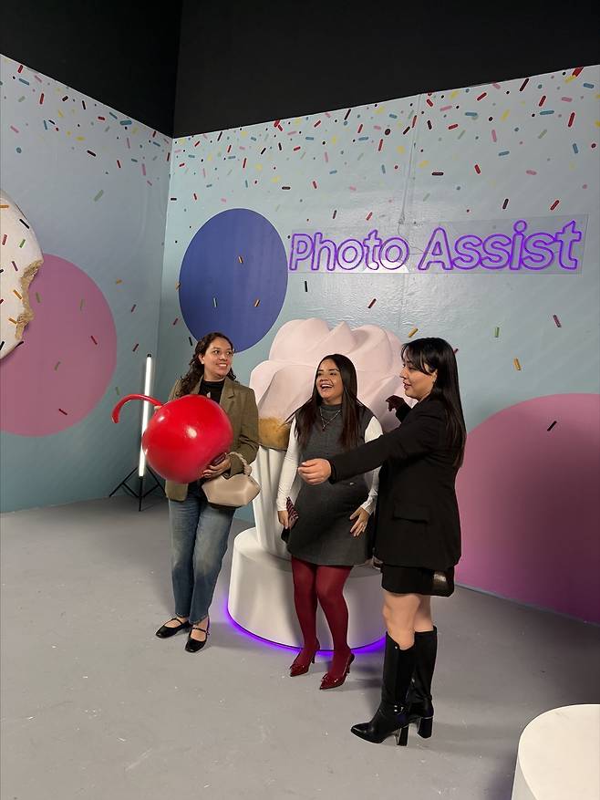 삼성전자가 마련한 갤럭시S26 체험존 (멕시코시티=연합뉴스) 송광호 특파원 = 19일 멕시코시티에서 열린 갤럭시 S26 시리즈 론칭행사에서 멕시코 여성들이 삼성전자가 마련한 체험존에서 즐거운 한때를 보내고 있다. buff27@yna.co.kr