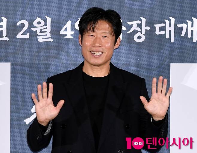 유해진이 손 인사를 하며 미소 짓고 있다. / 사진=텐아시아DB