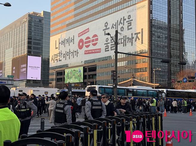 세종대로 사거리 횡단보도를 경찰이 통제하고 있다.
사진=텐아시아 이민경 기자 @2min_ror