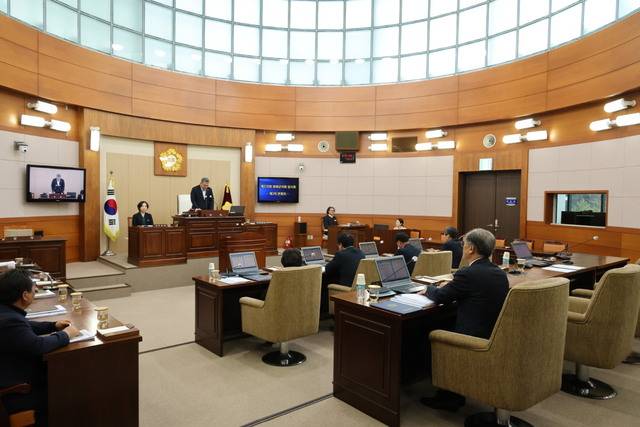 권영준 봉화군의회 의장이 19일 본회의장에서 제278회 임시회 제2차 본회의를 열고 임시회를 폐회하고 있다. 봉화군의회 제공