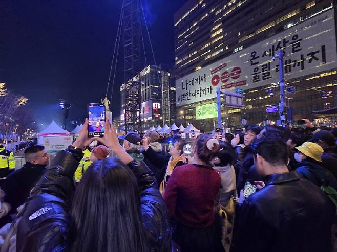 21일 오후 서울 광화문광장에서 BTS 컴백 공연이 시작되자 관람객들이 사진을 찍으며 즐기고 있다. (사진=염정인 기자)