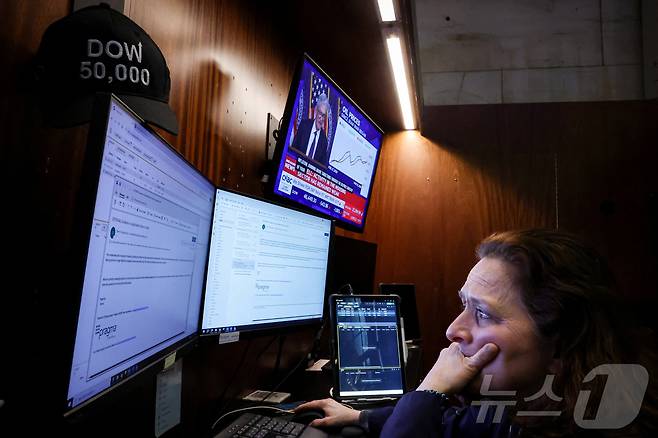 미증시의 한 트레이더. 주가 급락에 심각한 표정을 짓고 있다. ⓒ 로이터=뉴스1