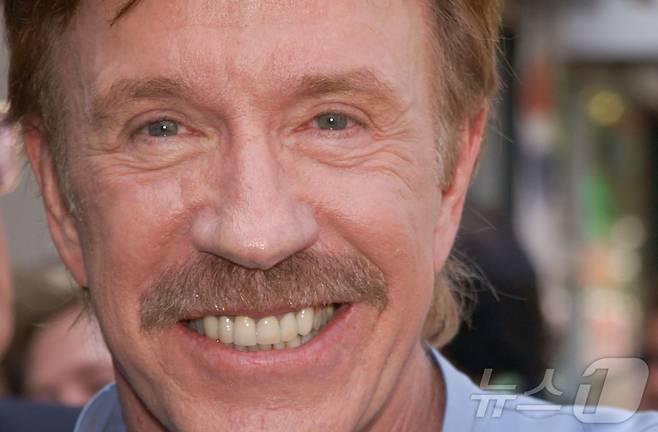 할리우드 액션스타 '척 노리스'의 생전 모습. 2002년 8월 촬영된 사진으로, 유족은 그가 지난 19일(현지시간) 86세를 일기로 영면했다고 밝혔다. ⓒ AFP=뉴스1