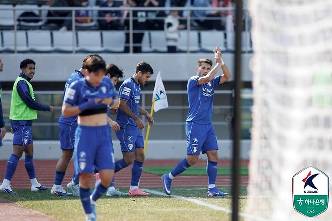 수원 삼성 선수들이 21일 김해종합운동장에서 열린 김해FC 원정 경기에서 득점 후 기뻐하고 있다. (한국프로축구연맹 제공)