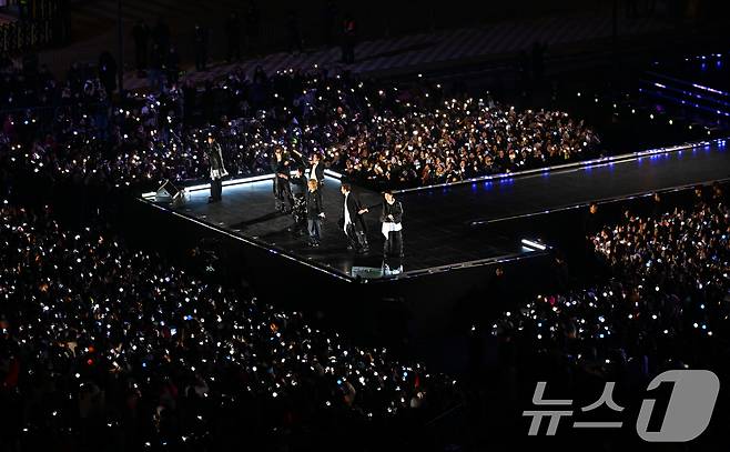 그룹 방탄소년단(BTS)이 21일 서울 광화문 광장에서 무료 복귀 공연 'BTS 컴백 라이브: 아리랑'(BTS THE COMEBACK LIVE | ARIRANG)을 펼쳐졌다. BTS의 RM, 진, 슈가, 제이홉, 지민, 뷔, 정국이 공연을 펼치고 있다. 2026.3.21 ⓒ 뉴스1 사진공동취재단