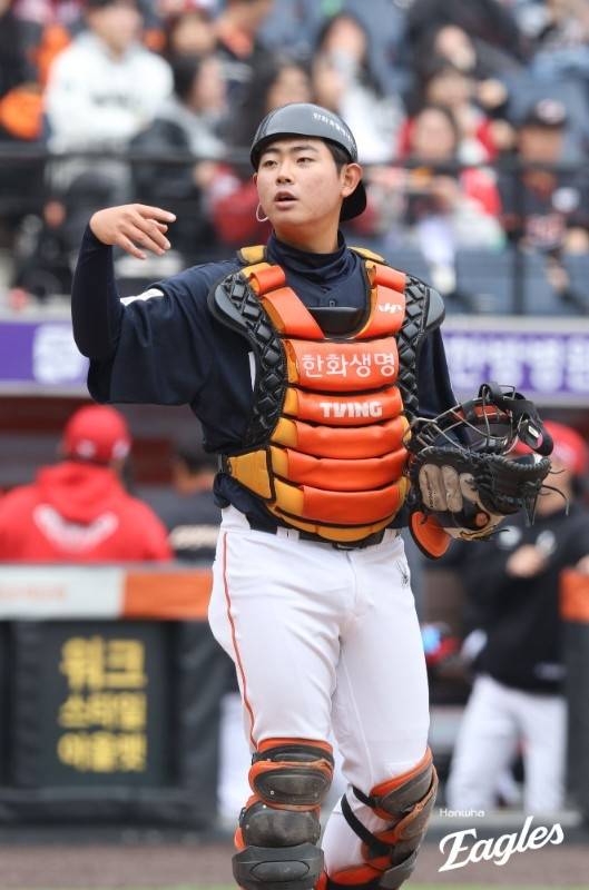 한화 허인서가 14일 대전 한화생명 이글스파크에서 열린 2026 KBO리그 시범경기 SSG전에서 포수로 출전해 벤치를 확인하고 있다. 사진 | 한화 이글스