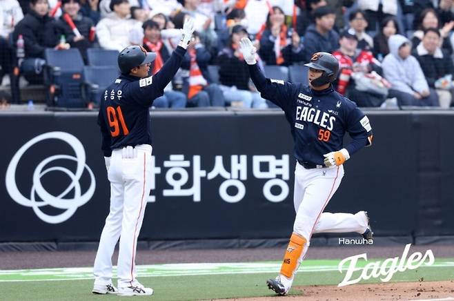 한화 허인서가 15일 대전 한화생명 이글스파크에서 열린 2026 KBO리그 시범경기 SSG전에서 홈런을 터뜨린 후 베이스를 돌고 있다. 사진 | 한화 이글스