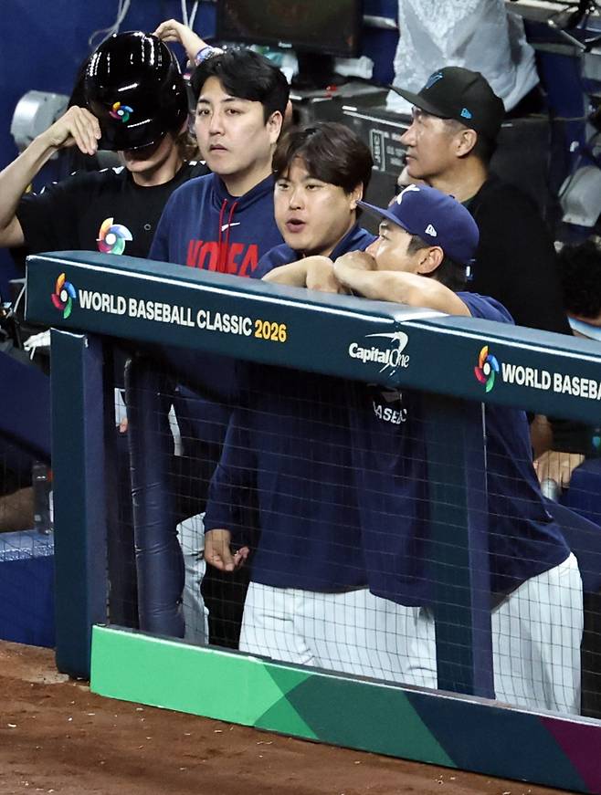 13일(현지시간) 미국 플로리다주 마이애미 론디포파크에서 열린 월드베이스볼클래식(WBC) 대한민국과 도미니카공화국의 준준결승전 경기. 5회말 한국의 류현진과 노경은이 경기를 지켜보고 있다. 2026.3.14 연합뉴스