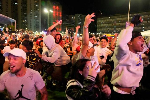 17일(현지 시간) 베네수엘라 카라카스에서 대형 스크린으로 2026 월드베이스볼클래식(WBC) 결승전을 지켜보던 팬들이 자국 팀이 미국을 꺾고 우승하자 환호하고 있다. 베네수엘라는 다음날을 임시공휴일로 정했다. / AP뉴시스