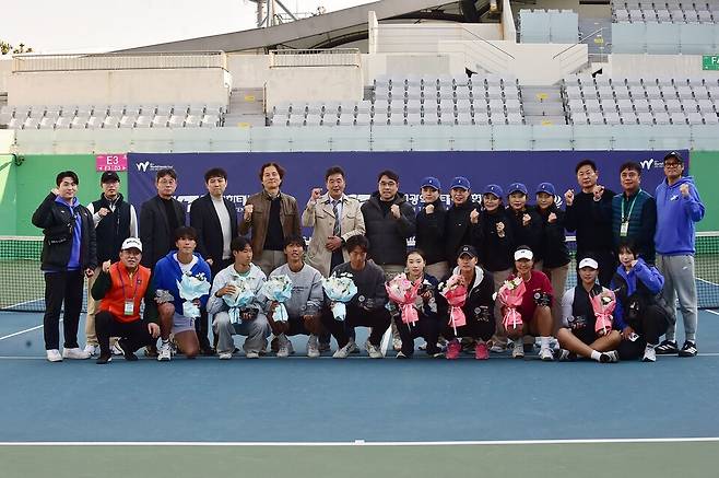 복식 시상식 단체 사진 / 황서진 기자