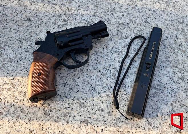 방탄소년단(BTS)의 컴백 공연을 앞둔 21일 오후 5시25분께 서울 종로구 KT광화문빌딩 서관 앞 검문소에서 50대 여성이 금속탐지기를 통과하려다 가스총과 전기충격기를 적발당했다. 이지예 기자