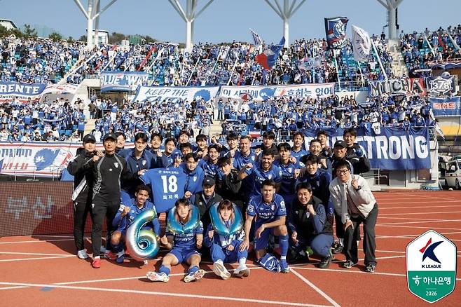 21일 김해종합운동장에서 승리 기념 사진을 촬영한 수원 삼성 선수단과 팬들. /프로축구연맹