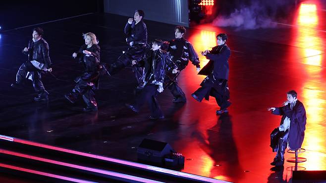 방탄소년단(BTS)이 21일 오후 서울 광화문 광장에서 정규 5집 '아리랑(ARIRANG)' 앨범 발매를 기념해 컴백 무대에 오른 가운데 공연 리허설 도중 발목 부상을 입은 멤버 RM이 의자에 앉아 공연을 선보이고 있다. /뉴스1