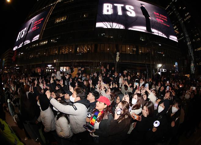 아미(BTS 팬덤)와 시민들이 21일 서울 광화문광장 일대에서 방탄소년단(BTS) 컴백 기념 공연인 'BTS 컴백 라이브: 아리랑' 공연을 관람하고 있다. /뉴스1