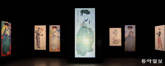 대구 대덕산 자락 대구간송미술관에서 열리고 있는 신윤복 ‘미인도’ 전시회. 대구경북과학기술원(DGIST)이 인공지능(AI) 기술로 미인도를 렘브란트, 모네, 르누아르, 고갱 등의 스타일로 재해석한 디지털 아트 작품이 전시되고 있다. 전승훈 기자 raphy@donga.com