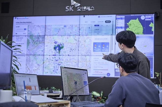 이동통신 3사가 21일 서울 광화문광장 방탄소년단(BTS) 컴백공연을 앞두고 인공지능(AI) 기반 통신망 관리 시스템 가동 준비에 나섰다. SK텔레콤 직원들이 보라매사옥 관제실에서 ‘에이원(A-ONE)’을 시연하고 있다. SK텔레콤 제공