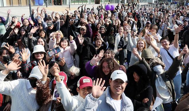 방탄소년단(BTS) 컴백 공연일인 21일 오전 서울 종로구 광화문광장에서 팬들이 공연 시작을 기다리며 취재진을 향해 환호하고 있다. 뉴스1