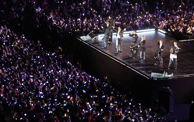 그룹 방탄소년단(BTS)이 21일 서울 광화문 광장에서 정규 5집 \'\'아리랑\'\'(ARIRANG) 발매를 기념해 무료 공연 \'\'BTS 컴백 라이브: 아리랑\'\'(BTS THE COMEBACK LIVE|ARIRANG)을 열고 있다. 공동취재사진