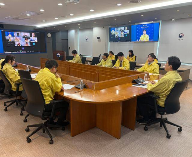외교부가 18일 호르무즈 해협 내 한국 선박과 선원의 안전 확보를 위한 방안을 논의하기 위해 관계부처 및 공관 합동 상황점검회의를 진행하고 있다. 외교부 제공.