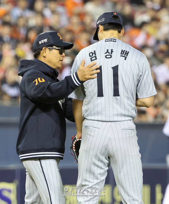 2025 KB0리그 프로야구 LG 트윈스와 한화 이글스의 경기가 26일 오후 서울 잠실야구장에서 열렸다. 5회말 2사 1루에서 양상문 코치가 나와 선발 엄상백을 교체하고 있다. 잠실=김민규 기자 /2025.03.26/