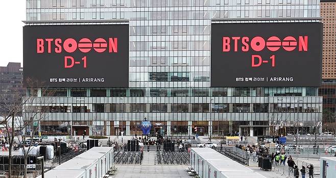 그룹 방탄소년단(BTS)의 컴백 공연을 하루 앞둔 지난 20일 서울 종로구 광화문광장의 한 전광판에 관련 영상이 나오고 있다. 연합뉴스