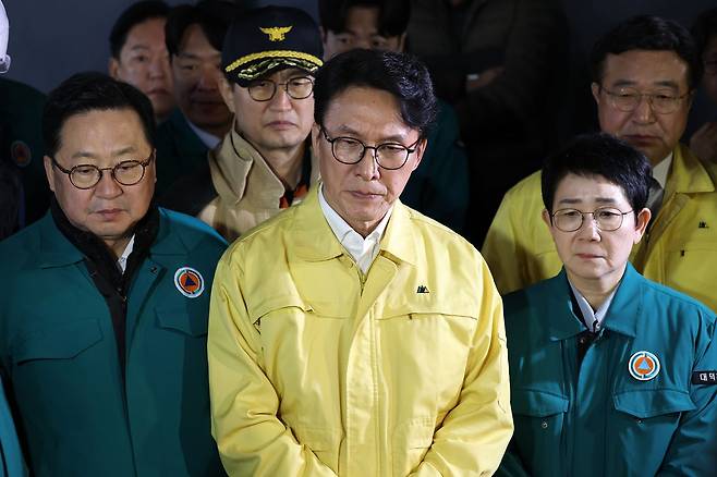 김민석 국무총리가 지난 20일 화재가 발생한 대전 대덕구의 한 자동차 부품 제조 공장을 찾아 남득우 대덕소방서장으로부터 화재 현황에 대해 보고를 받고 있다. 연합뉴스