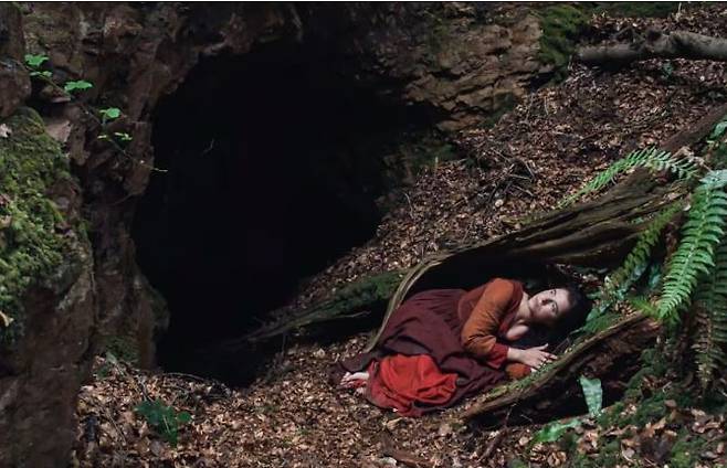 영화 '햄넷'의 첫 장면. 사진 유니버설 픽쳐스