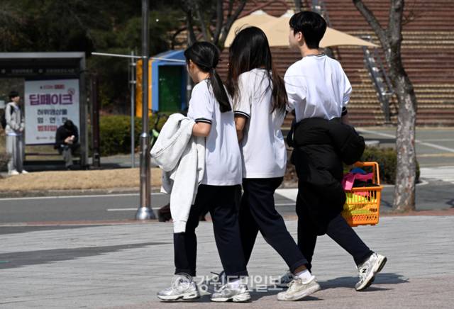 ▲ 강원지역 낮 최고기온이 12~19도를 보이며 포근한 날씨를 보인 17일 강원대 춘천캠퍼스에서 반팔을 입은 학생들이 발걸음을 옮기고 있다. 김정호 기자