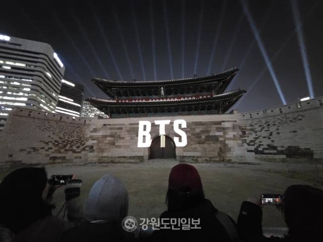 ▲ 방탄소년단의 ‘BTS 컴백 라이브: ARIRANG’ 서울 광화문 무대를 하루 앞둔 20일 서울 숭례문에서 미디어파사드 이벤트가 열렸다. 방탄소년단 공식 로고가 숭례문에 비춰져 있다. 김여진 기자