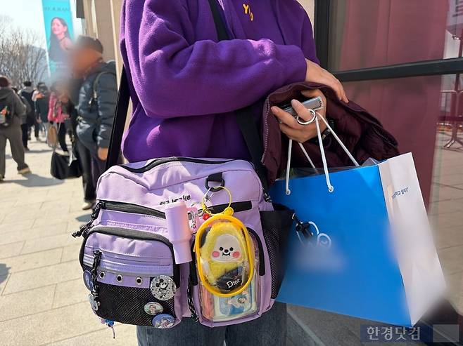 BTS 공연에 보라색 의상을 입고 온 팬 / 사진=이수 기자