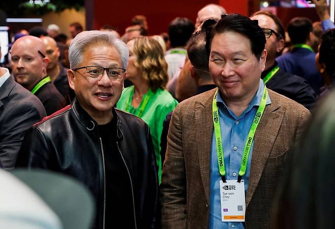 최태원 SK그룹 회장과 젠슨 황 엔비디아 최고경영자(CEO)가 지난 16일(현지시간) 미국 캘리포니아주 새너제이 컨벤션센터에서 열린 엔비디아 연례 개발자회의 ‘GTC 2026’ 전시장 내 SK하이닉스 전시 부스를 함께 찾은 모습. 사진=연합뉴스