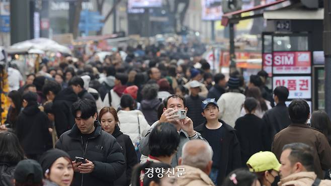 방탄소년단의 컴백 공연을 앞두고 서울 도심 인파가 몰릴 것으로 예상되는 가운데 지난 15일 서울 중구 명동거리가 붐비고 있다. 정효진 기자
