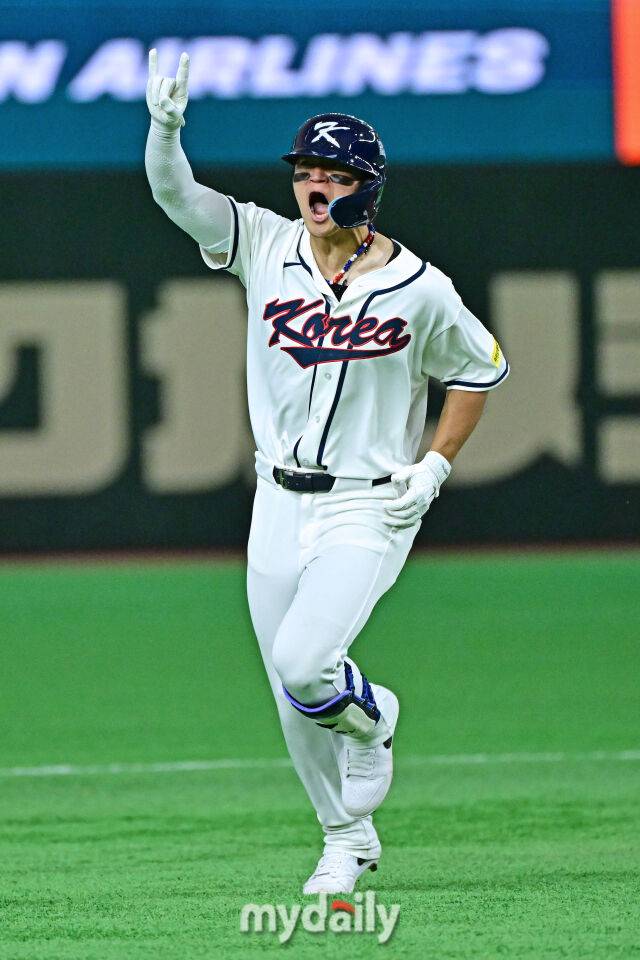 8일 일본 도쿄돔에서 열린 2026 월드 베이스볼 클래식(WBC) 조별리그 한국-대만 경기. 김도영이 6회말 1사 1루에 역전 투런포를 친 후 그라운드를 뛰고 있다./도쿄(일본)=한혁승 기자 hanfoto@mydaily.co.kr