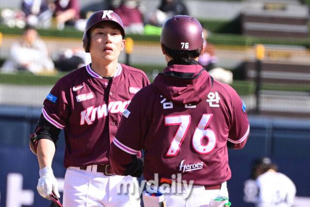 키움 서건창이 19일 오후 경기도 수원KT위즈파크에서 진행된 ‘2026 신한 SOL KBO리그’ 키움-KT의 시범경기 8회초 무사 1,3루에서 역전타를 때린 뒤 기뻐하고 있다./마이데일리