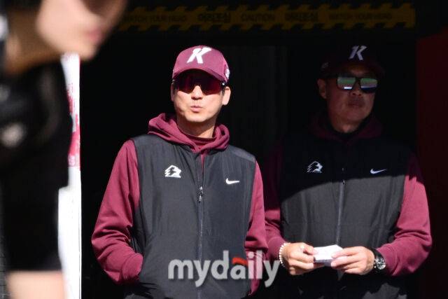 키움 설종진 감독이 19일 오후 경기도 수원KT위즈파크에서 진행된 ‘2026 신한 SOL KBO리그’ 키움-KT의 시범경기를 지켜보고 있다./마이데일리