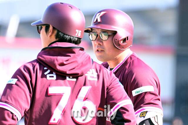 키움 안치홍이 19일 오후 경기도 수원KT위즈파크에서 진행된 ‘2026 신한 SOL KBO리그’ 키움-KT의 시범경기 8회초 무사 2루에서 안타를 때린 뒤 김준완 코치와 이야기를 나누고 있다./마이데일리