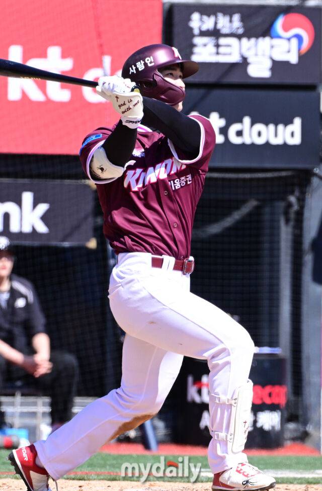 키움 이주형이 19일 오후 경기도 수원KT위즈파크에서 진행된 ‘2026 신한 SOL KBO리그’ 키움-KT의 시범경기 3회초 보쉴리에게 동점 솔로 홈런을 때린 뒤 타구를 바라보고 있다./마이데일리