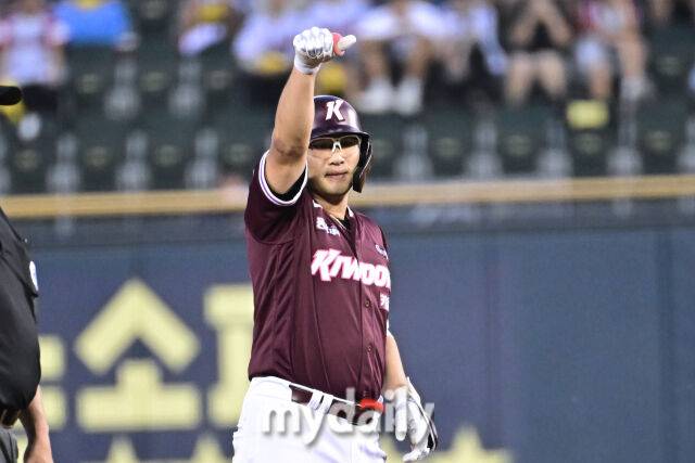 31일 서울 잠실야구장에서 열린 '2025 신한 SOL BANK KBO리그' 키움 히어로즈와 LG 트윈스 경기. 키움 임지열이 4회초 2사 2-3루에 2타점 적시 2루타를 쳤다./마이데일리