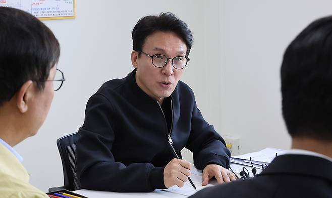 김민석 국무총리가 21일 서울 종로구 세종문화회관에 마련된 BTS 행사 지원 서울시 통합현장본부를 찾아 공연 안전관리 대책과 계획을 점검하고 있다. 연합뉴스