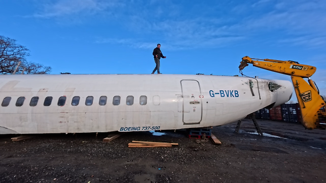 빌링스가 벙커로 개조하고 있는 보잉 737-500 항공기 동체. 빌링스 유튜브 캡처