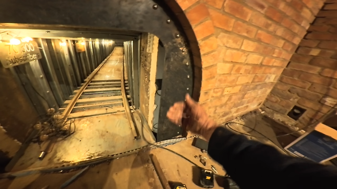 빌링스의 첫 번째 지하 벙커 내부 통로 모습. 빌링스 유튜브 캡처