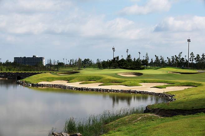 그린 주변 수직 벙커가 위협적인 토너먼트 코스 13번 홀. 사진 제공=군산CC
