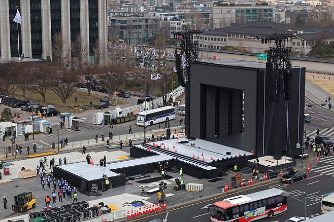 3월 20일 서울 광화문광장에서 ‘BTS 컴백 라이브: ARIRANG’ 공연 준비 작업이 이뤄지고 있다. 뉴시스