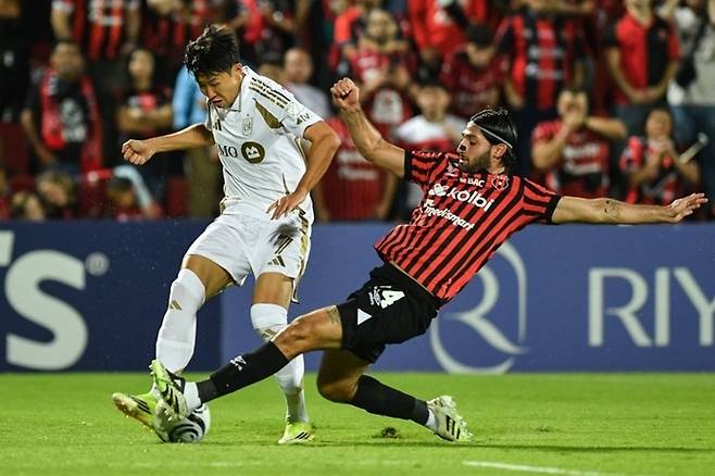 LAFC 손흥민이 18일 북중미 챔피언스컵 16강 2차전에서 알라후엘렌세 수비수 아론 살라사르의 태클에 걸리고 있다. AFP연합뉴스