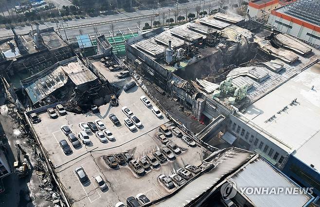 뼈대만 남은 차량 (대전=연합뉴스) 김준범 기자 = 대형 화재가 발생한 대전 대덕구 안전공업 외관을 21일 오전 하늘에서 바라본 모습. 2026.3.21 psykims@yna.co.kr